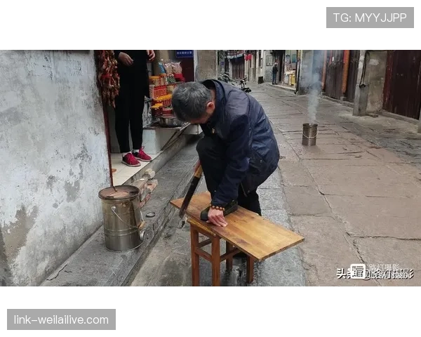 高磊训练完直接去接孩子放学，背的包比我妈买菜还旧